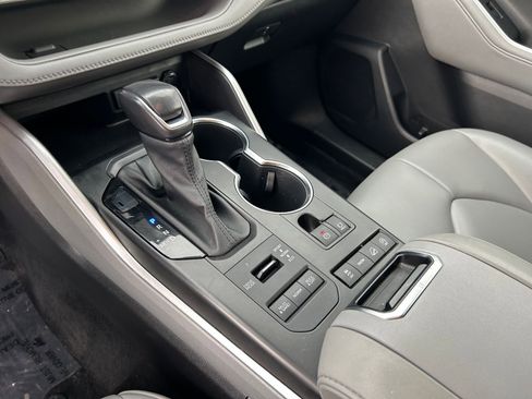 Used 2021 Toyota Highlander XLE image 18