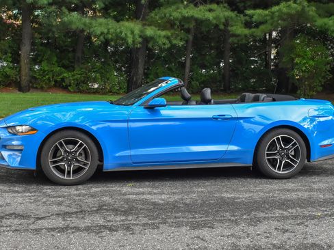 Used 2022 Ford Mustang Premium RWD image 5