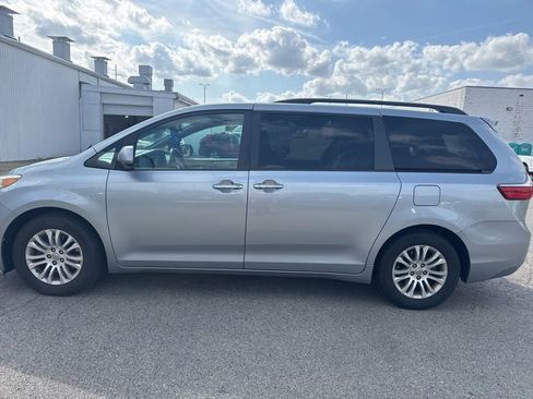 Used 2017 Toyota Sienna XLE image 10