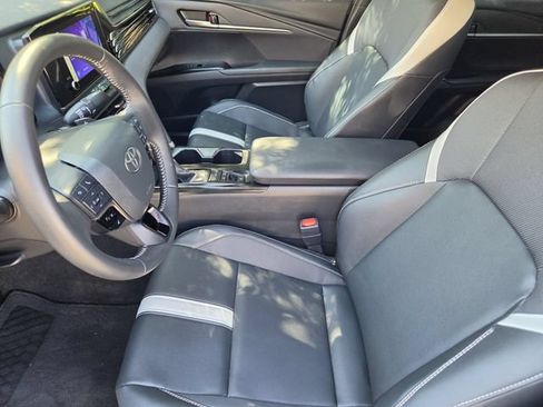 Used 2025 Toyota Camry SE w/ Convenience Package FWD image 11