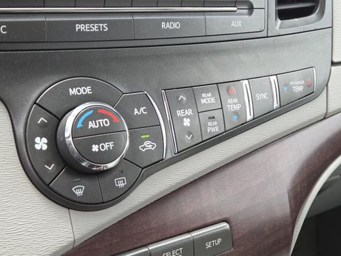Used 2013 Toyota Sienna XLE FWD image 28
