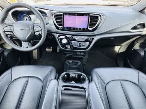 Used 2023 Chrysler Pacifica Touring-L w/ Uconnect Theater Family Group image 29