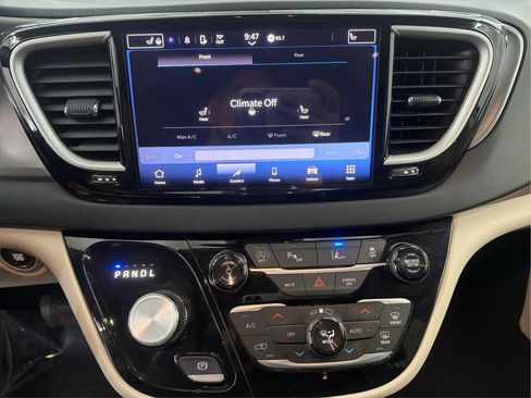 Used 2024 Chrysler Pacifica Touring-L FWD image 35