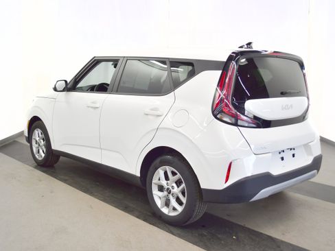 Used 2025 Kia Soul LX w/ LX Technology Package FWD image 5