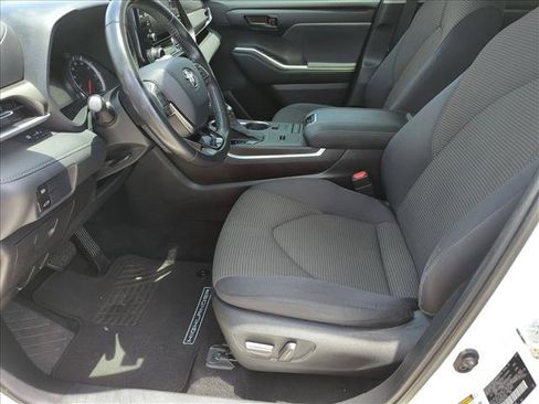 Used 2021 Toyota Highlander LE FWD image 15