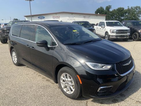 Used 2023 Chrysler Pacifica Touring-L FWD image 2