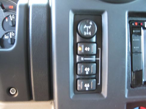 Used 2005 HUMMER H2 w/ Preferred Equipment Group image 21