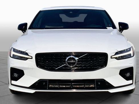 Used 2022 Volvo S60 B5 R-Design image 3