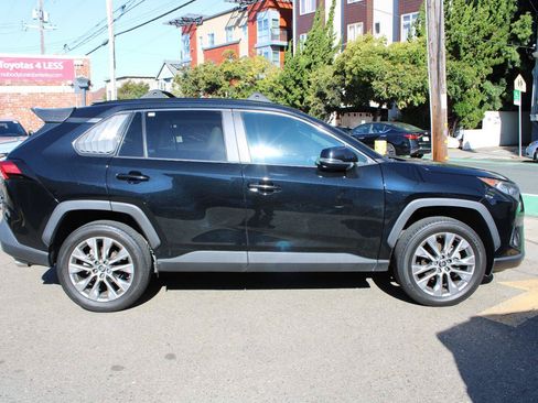 Used 2019 Toyota RAV4 XLE Premium w/ Cold Weather Package AWD/4WD image 8