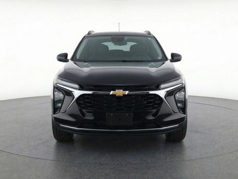 Used 2025 Chevrolet Trax LT image 2