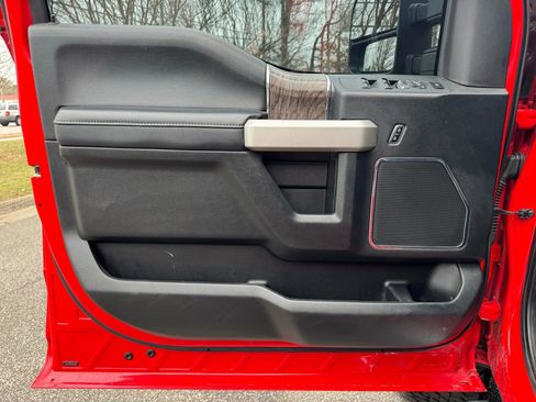 Used 2019 Ford F350 Lariat w/ Chrome Package image 9