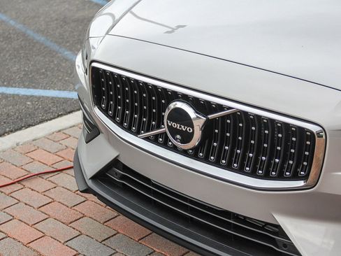 Used 2025 Volvo V60 B5 Cross Country Plus image 12