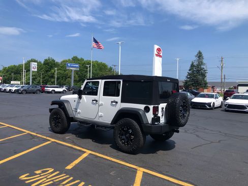 Used 2018 Jeep Wrangler Unlimited Sport S AWD/4WD image 3