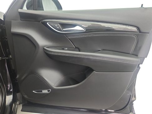 Used 2022 Buick Envision Essence w/ Technology Package I image 27