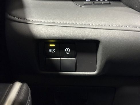 Used 2023 Toyota Highlander L image 17