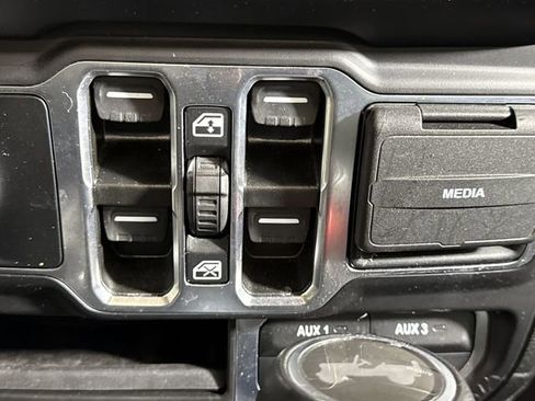 Used 2022 Jeep Wrangler Unlimited Sahara w/ Cold Weather Group image 19