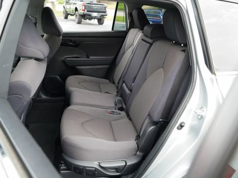 Used 2023 Toyota Highlander LE AWD/4WD image 8