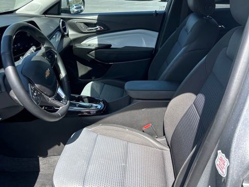 Used 2025 Chevrolet Trax LT w/ LT Convenience Package FWD image 5