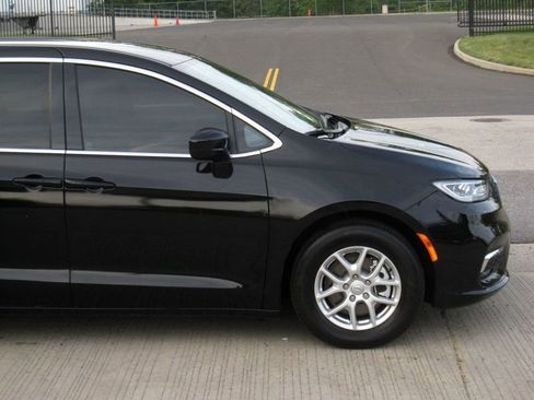 Used 2025 Chrysler Pacifica Select FWD image 10