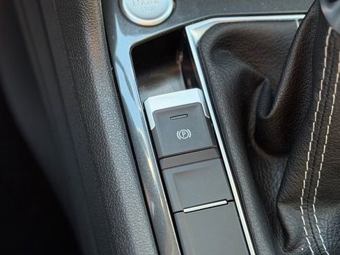 Used 2022 Volkswagen Tiguan SE image 18