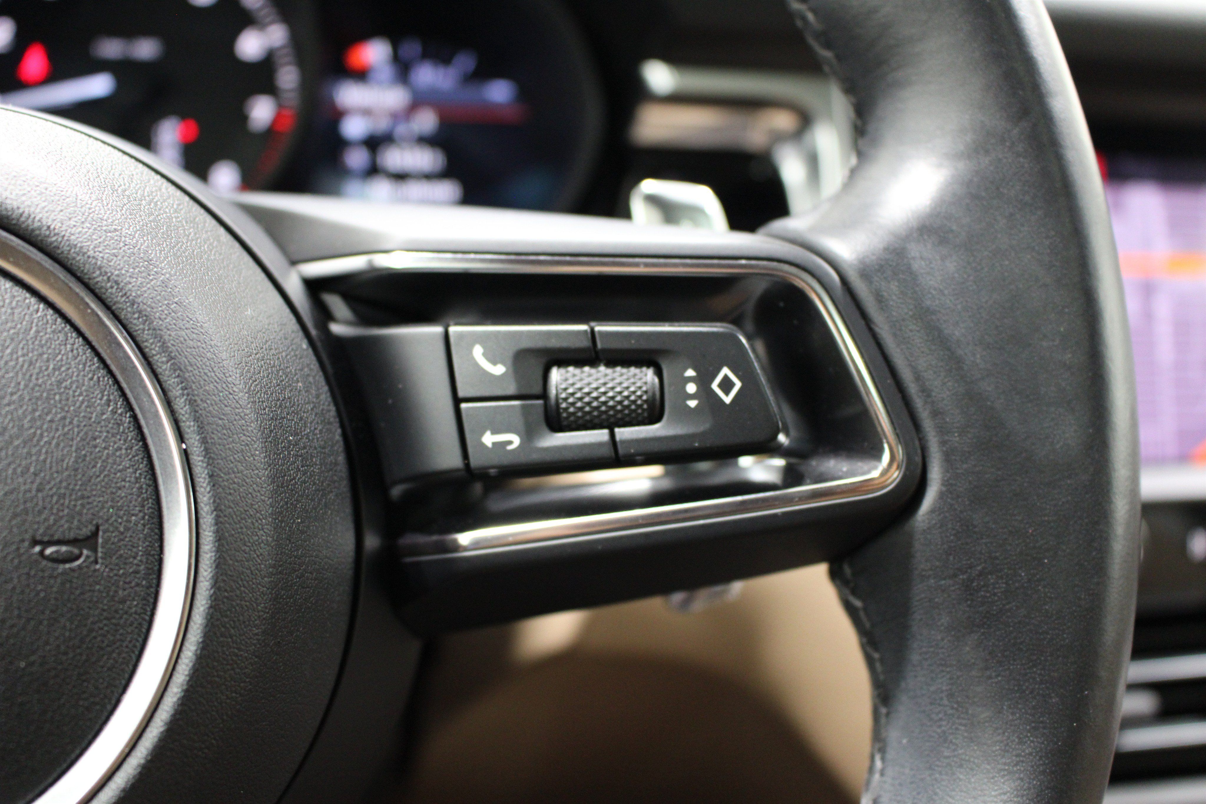 Used 2024 Porsche Macan AWD/4WD image 13