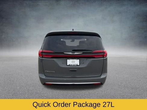 Used 2023 Chrysler Pacifica Touring-L FWD image 6