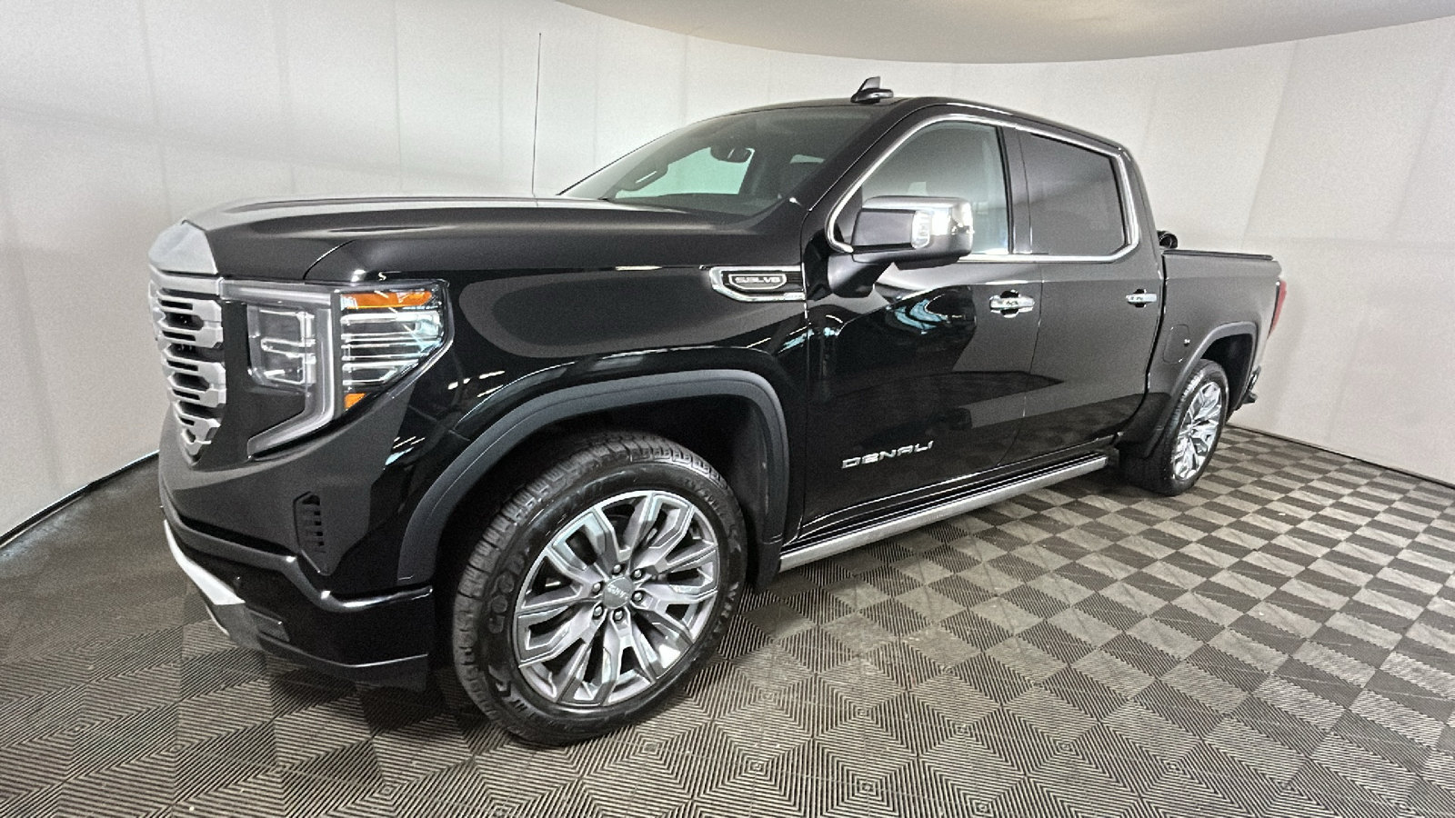Used 2024 GMC Sierra 1500 Denali w/ Denali Reserve Package AWD/4WD image 8