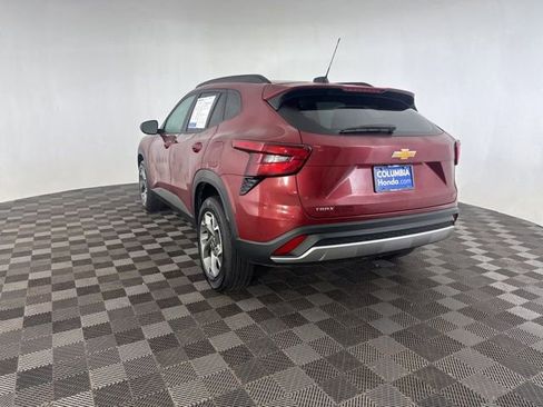 Used 2025 Chevrolet Trax LT w/ LT Convenience Package image 10