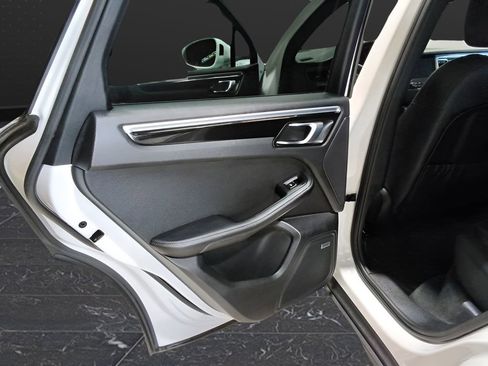 Used 2018 Porsche Macan w/ Premium Package image 18