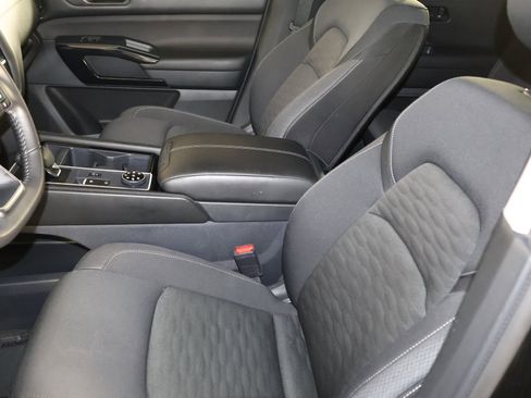 Used 2025 Nissan Pathfinder SV image 39