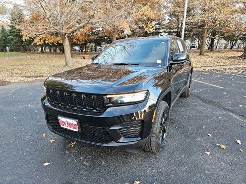 Used 2024 Jeep Grand Cherokee Altitude image 2