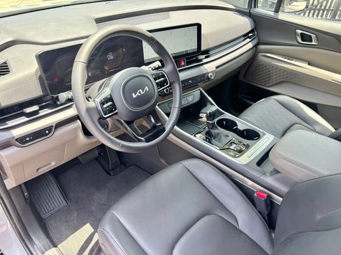 Used 2025 Kia Carnival EX FWD image 10
