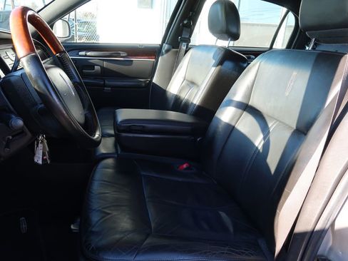 Used 2010 Lincoln Town Car Signature Limited image 6