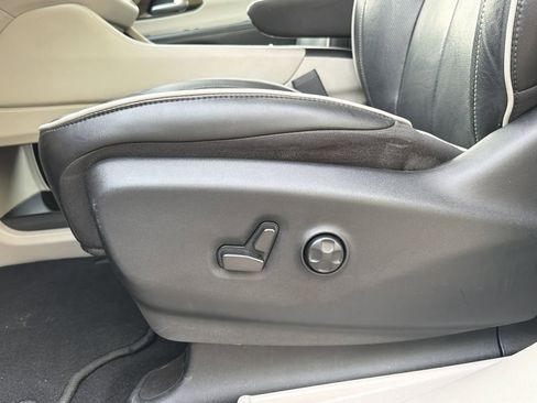 Used 2023 Chrysler Pacifica Limited FWD image 23
