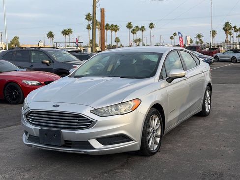 Used 2017 Ford Fusion SE FWD image 1