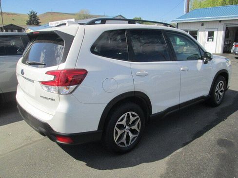 Used 2022 Subaru Forester Premium AWD/4WD image 3