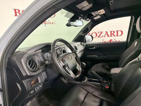 Used 2018 Toyota Tacoma TRD Off-Road w/ TRD Premium Off Road Package AWD/4WD image 12