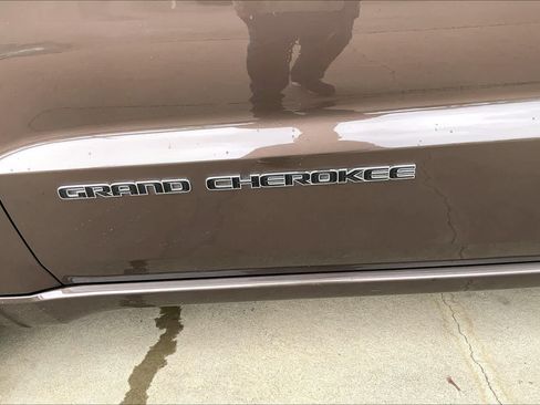 Used 2021 Jeep Grand Cherokee Overland AWD/4WD image 10