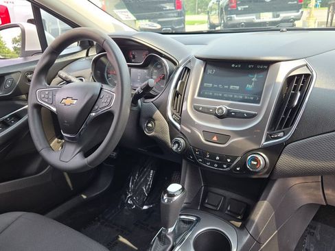 Used 2017 Chevrolet Cruze LT w/ Convenience Package FWD image 8