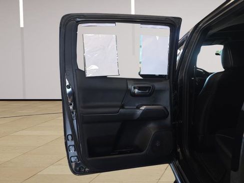 Used 2018 Toyota Tacoma TRD Sport w/ TRD Premium Sport Package AWD/4WD image 24