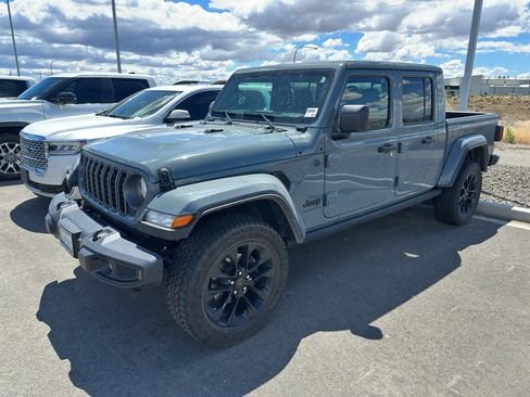 Used 2025 Jeep Gladiator Sport AWD/4WD image 1