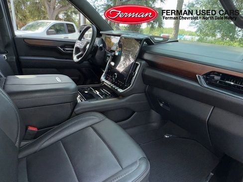 Used 2025 GMC Yukon XL Denali AWD/4WD image 6