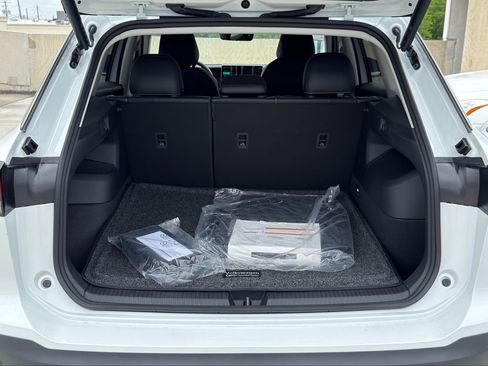 New 2026 Volkswagen Tiguan SE FWD image 9
