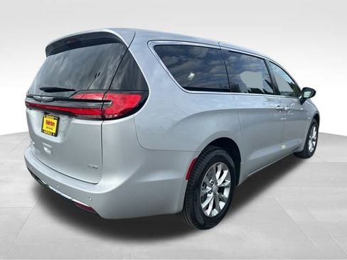 New 2026 Chrysler Pacifica Select image 7