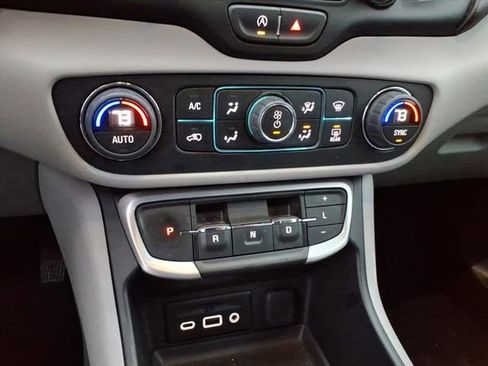 Used 2023 GMC Terrain SLT image 31