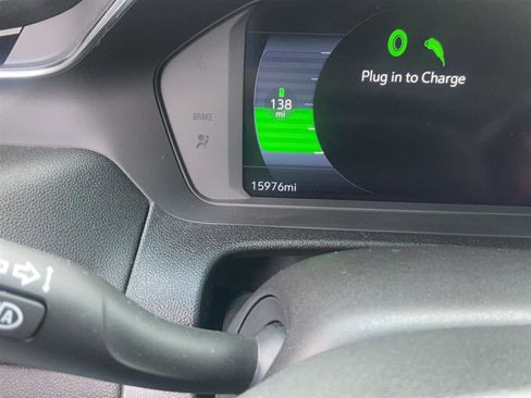 Used 2023 Chevrolet Bolt LT w/ Infotainment Package FWD image 5