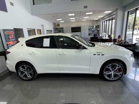 Used 2022 Maserati Levante Modena AWD/4WD image 6