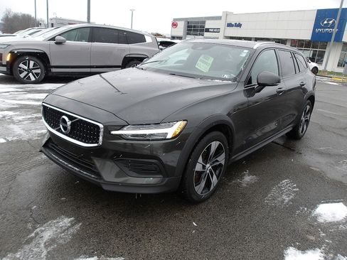Used 2020 Volvo V60 T5 Cross Country image 3