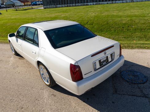Used 2000 Cadillac De Ville DTS w/ Comfort/Convenience Pkg image 23