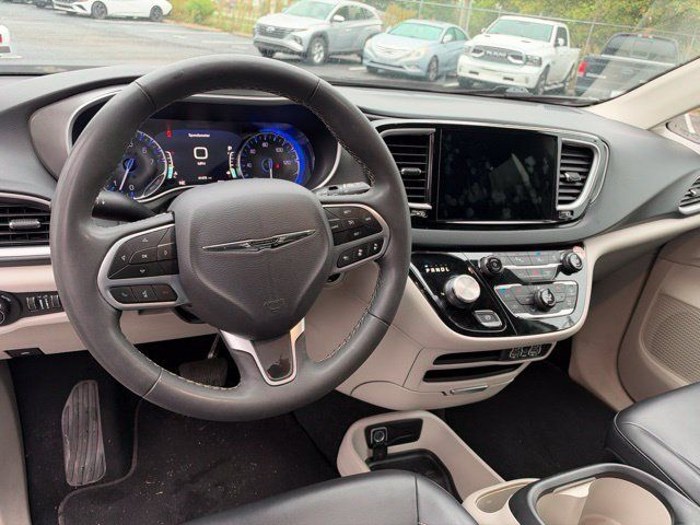 Used 2024 Chrysler Pacifica Touring-L FWD image 14
